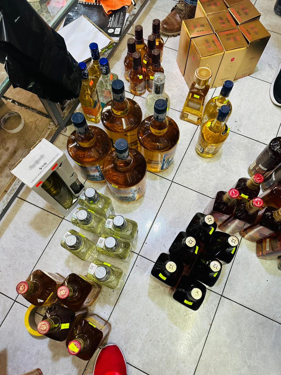 SATGT's tweet photo. Personal de Aduanas en apoyo al @MPguatemala participa en 6 allanamientos realizados en la región metropolitana y el departamento de Santa Rosa. Se han localizado mercancías de contrabando como abarrotes y licor, entre otros, que vulneran la salud del consumidor  #COINCON https://t.co/yPsUglsS7o