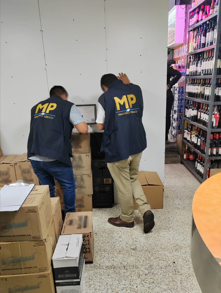 SATGT's tweet photo. Personal de Aduanas en apoyo al @MPguatemala participa en 6 allanamientos realizados en la región metropolitana y el departamento de Santa Rosa. Se han localizado mercancías de contrabando como abarrotes y licor, entre otros, que vulneran la salud del consumidor  #COINCON https://t.co/yPsUglsS7o