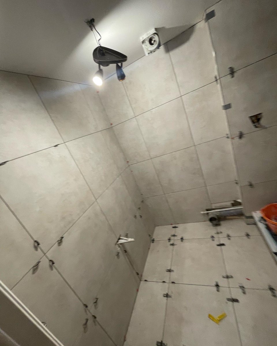 Main bathroom Finnieston 🤩
60x60 Grey concrete effect porcelain tiles for walls and floor, finished with Manhattan grey grout 🩶

#glasgow #finnieston #bathrooms #bathroomdesign #mapei
#porcelain #showerdesign #showerdesign