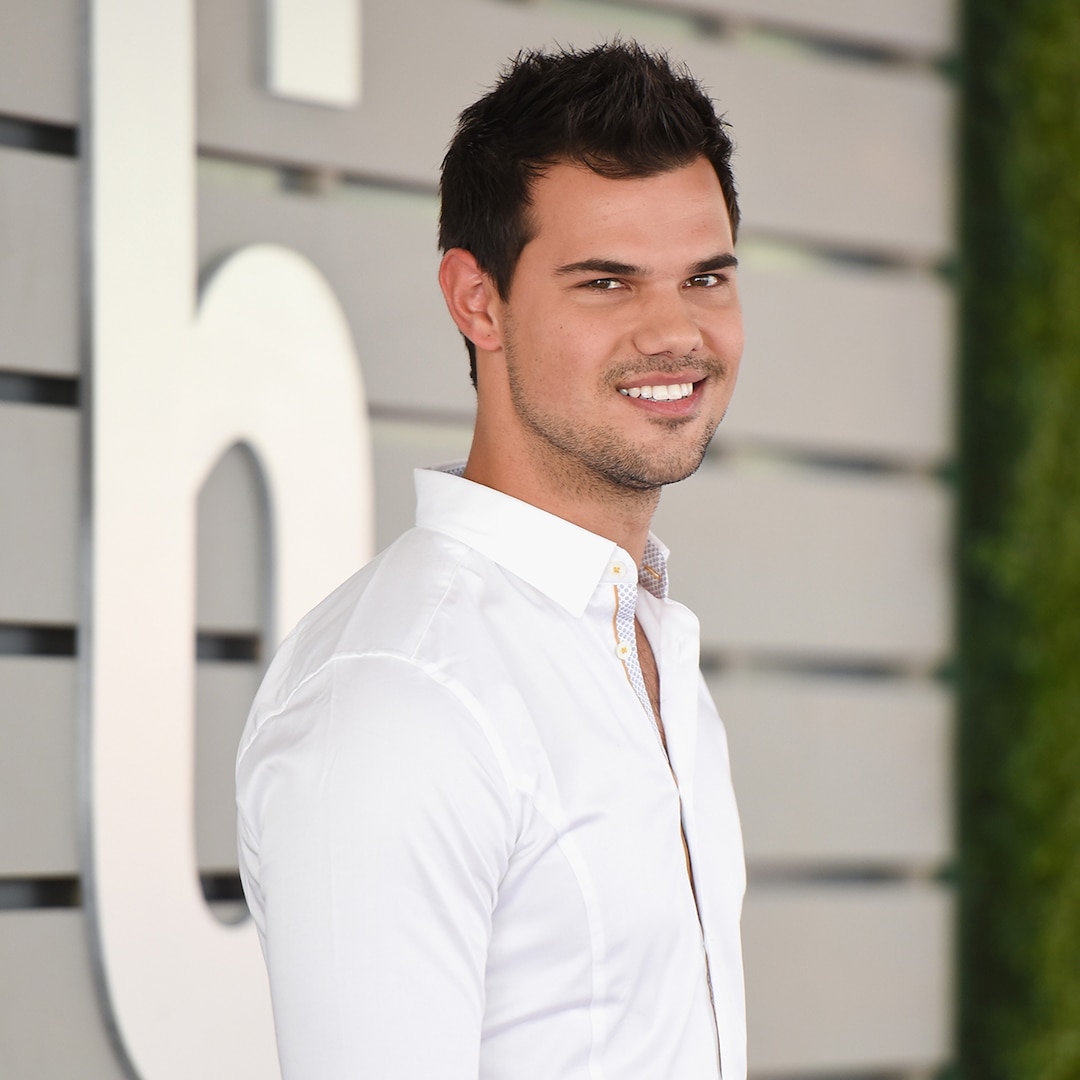 ClickySound's tweet image. #latestnews How Taylor Lautner Grew Out of Resentment Towards Twilight Fame - clickysound.com/how-taylor-lau…  Taylor Lautner isn't into trashing his time with Twilight these days. In fact, in a glow-up that would make any vampire proud, he's letting go and embracing his past. As he r...