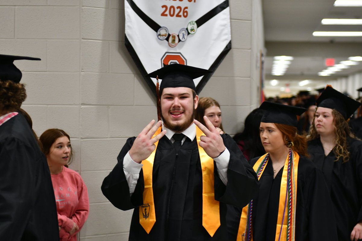 BedCoSchools's tweet photo. #CascadeHighSchool seniors traveled down memory lane while #CascadeMiddleSchool & #CascadeElementarySchool students cheered them on! #GraduationIsAlmostHere #BedfordCountySchools #Education #BedfordProud https://t.co/CHrdBV2IEL