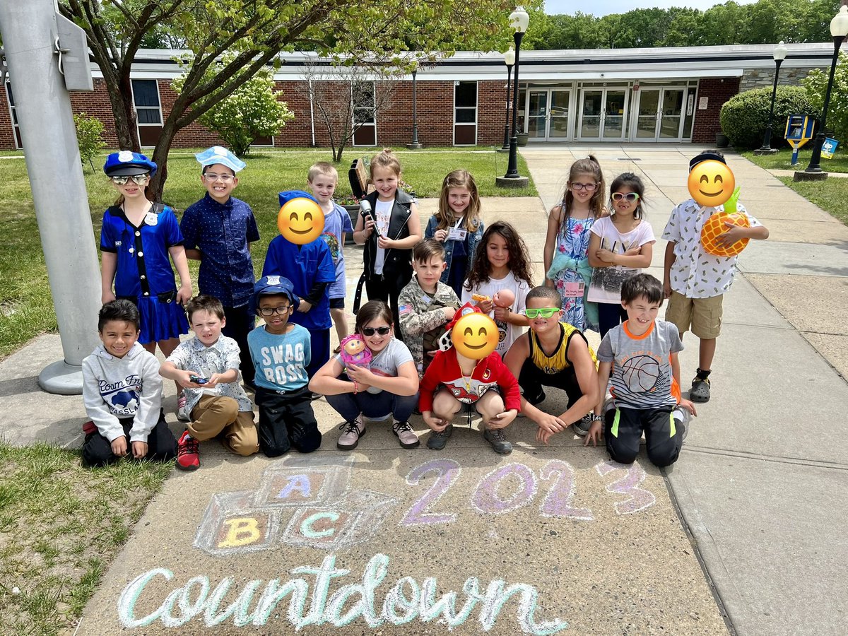 LeannaCasale's tweet photo. Career Day for Letter C of our countdown! 🥰 @HowellTwpTauntn https://t.co/SOj3kBdUw6