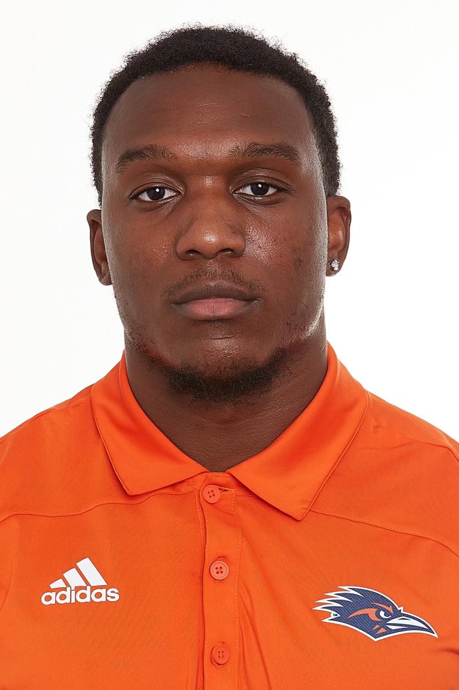 coach_harvey18's tweet photo. It is with ABSOLUTE joy that I announce JayVeon Cardwell (@JayVeon003) as a recipient of a @THSCAcoaches membership. Cardwell played corner for me just a few short years ago and will be a huge asset to our profession. This is what I love about this job. Love ya, man. #THSCAStrong https://t.co/Xx3ANf4caW