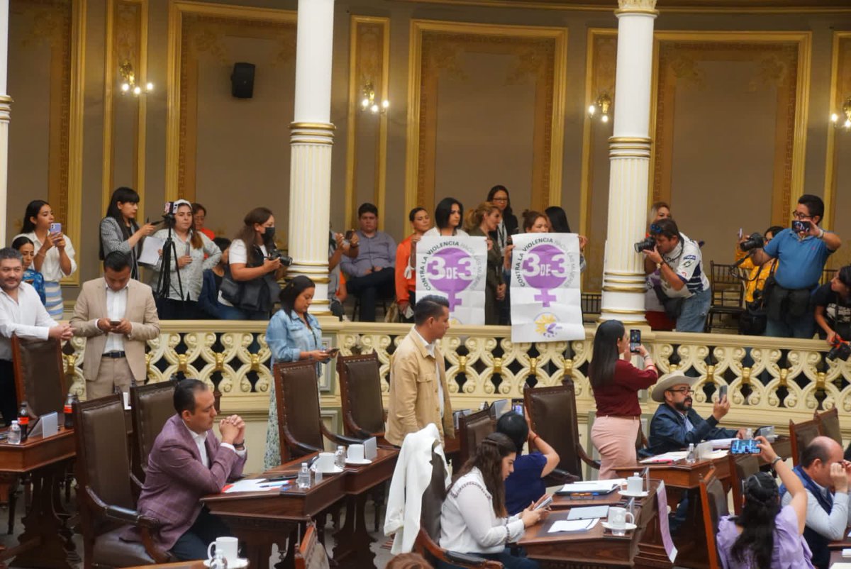 Hoy es un día importante en Puebla, se aprobó la ley #3de3VsViolencia, un gran paso para garantizar que los deudores alimentarios y agresores de mujeres dejen de ocupar espacios de poder. ¿Qué hacen los agresores con poder? Violentan con impunidad
Gran logro de las mujeres. 💜👏🏽
