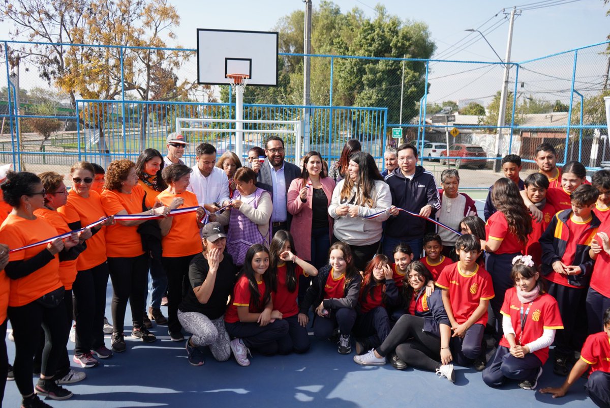munquintanormal's tweet photo. Seguimos recuperando espacios públicos con nuestra alcaldesa @karydelfino para tener una #QuintaNormalTranquila
Hoy inauguramos junto a @laSubdere y el subsecretario @nico_cataldo , la multicancha de Costanera Sur con Santa Elena, un proyecto con una inversión de 78 millones. https://t.co/d9gaeqhwK5