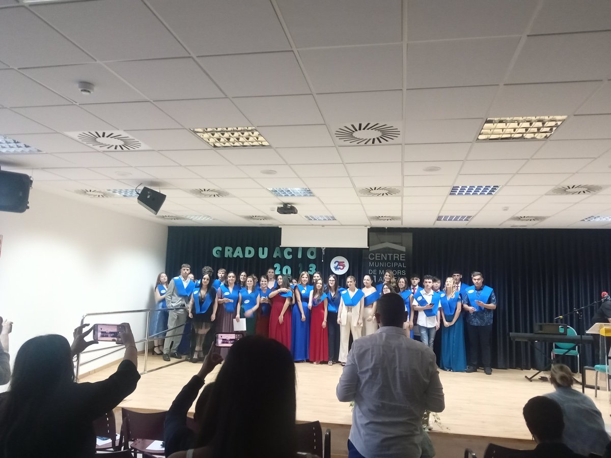 25_ies's tweet photo. Graduació alumnat de 2 de batxillerat del @25_ies #Alfafar. Enhorabona! https://t.co/YdJjAeciQC
