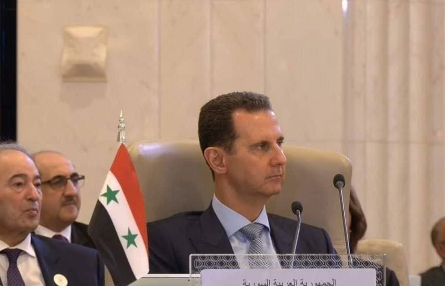 El presidente de Siria se quita el auricular que traducia lo que decís Zelensky.
Esto ocurrió cuando el presidente de Ucrania hablo de 'Crímenes de guerra por parte de Rusia'