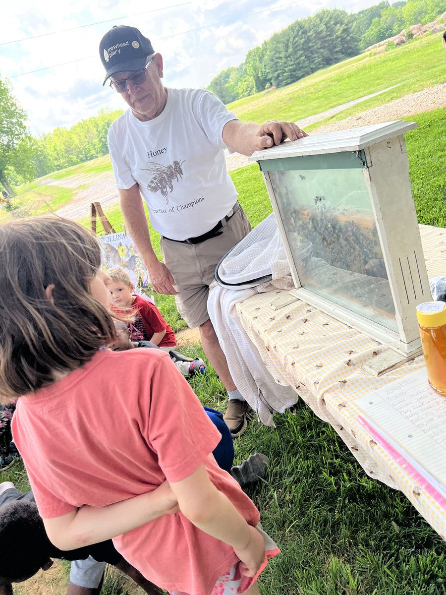 ParrishCES95's tweet photo. Great Day for Kindergarten at Dietz’ Farm!!!  💙 https://t.co/kXvvQzfqGc