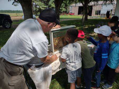 ParrishCES95's tweet photo. Great Day for Kindergarten at Dietz’ Farm!!!  💙 https://t.co/kXvvQzfqGc