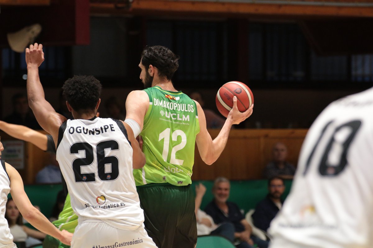 AlbaceteBasket's tweet photo. ⏱️ 2’07"| Tercer cuarto
¡Ruido parque ruido!
💚 @AlbaceteBasket - 60
💙 @CBAlmansa - 67
#albacete #albacetebasket #baloncesto #almansa #ultimopartido #greenlove #ruidoparqueruido https://t.co/4w8eGifyY6