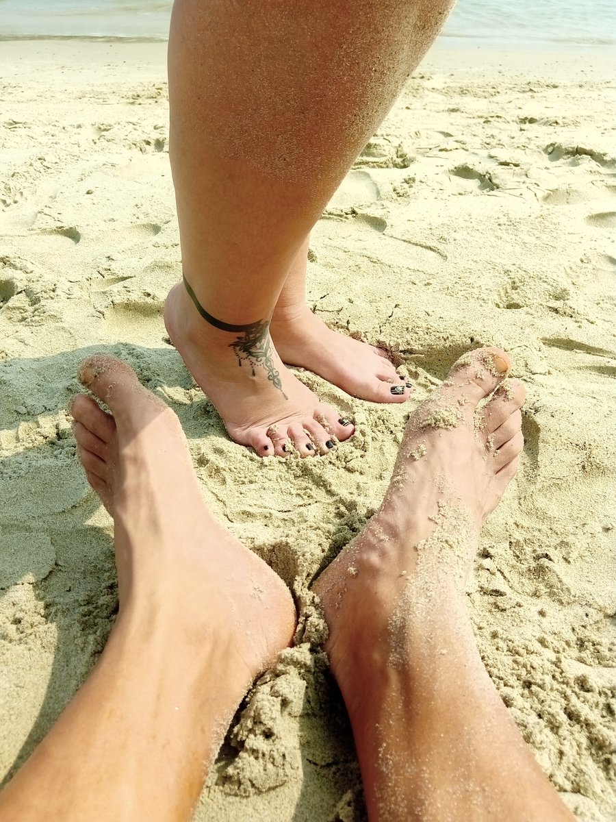 feet_of_man1's tweet photo. Con ella la vida es más fácil. #feet #couplefeet #couple #beachfeet #piesitos #pies #piesenparejas #sand #sandfeet https://t.co/qN9M5KDVmn