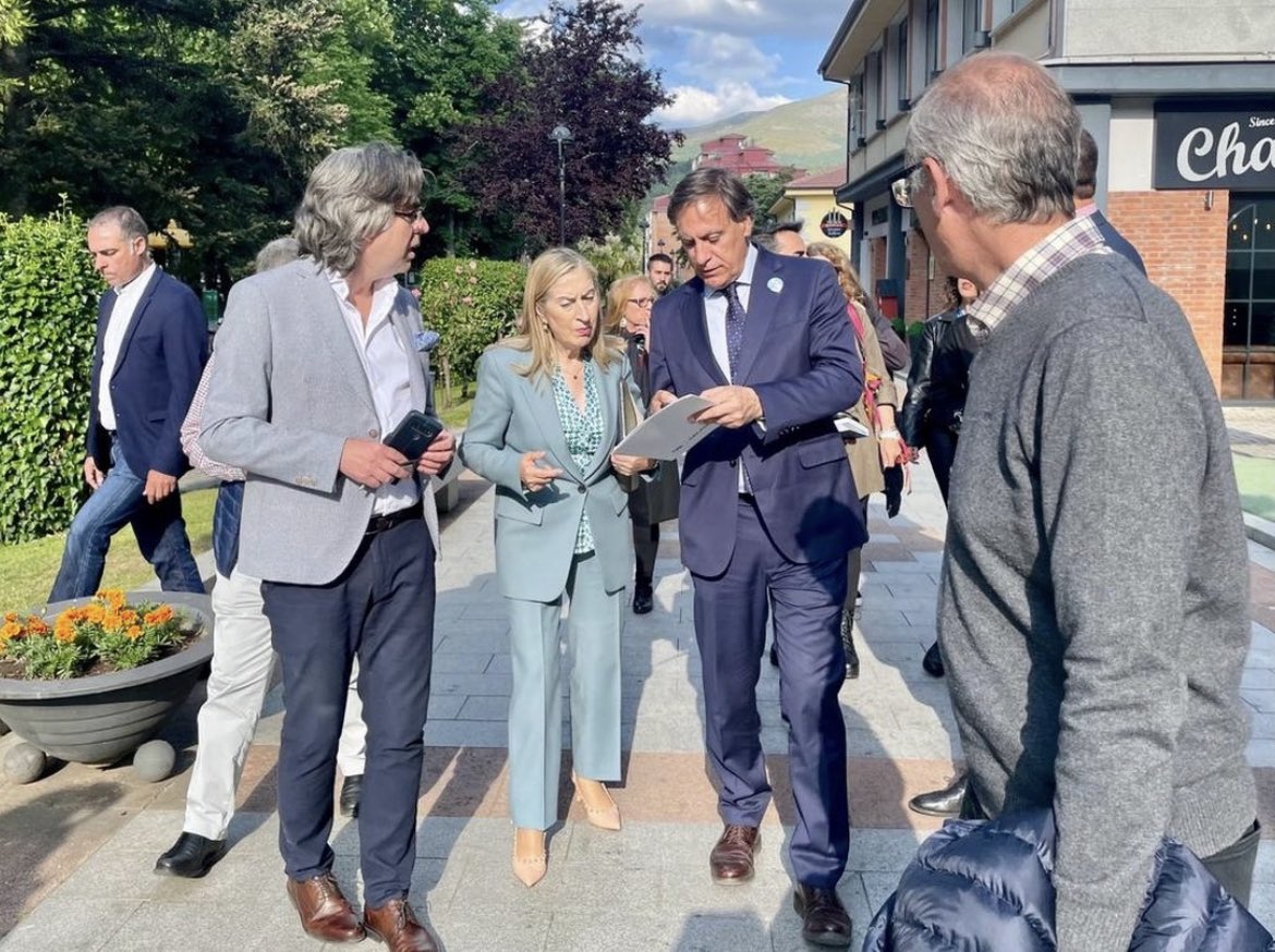 PPdeSalamanca's tweet photo. 🚙 Hoy ha visitado #Salamanca y #Béjar @anapastorjulian para apoyar a @CGCarbayo y a Luis Fco Martin 

🗳️ Ha pedido el voto para los candidatos del 🅿️🅿️  que representan la estabilidad y trabajan para generar oportunidades y solucionar los problemas de los ciudadanos 
#VotaPP https://t.co/NBU7oDodNA
