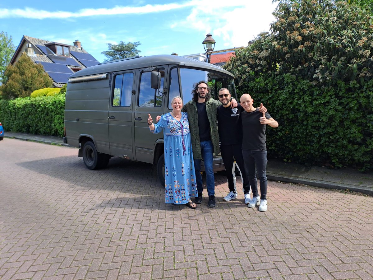 Blije huurders op pad met #GROENEGAST #RETROCAMPER #MERCEDESD508 #LEGERAMBULANCE #GAEROPUIT #TEHUUR #VINTAGEVAN