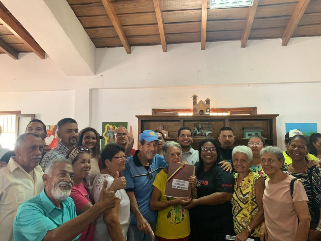mafermatos's tweet photo. Hoy el Poder Popular del Municipio San Joaquín participó en la instalación de la  Vicepresidencia de Comunas de  nuestro @PartidoPSUV. Construyendo el poder comunal  ¡COMUNA O NADA! @dcabellor @jaarreaza @gabycomunas https://t.co/AWNeqss3cl