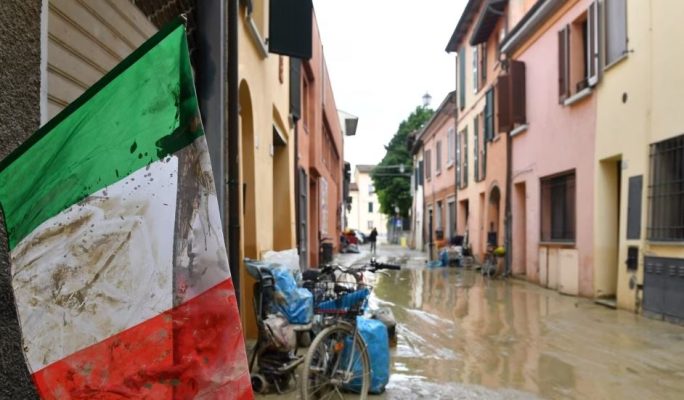 strugainfo's tweet photo. Guvernatori italian: Mësimet nga tërmeti do të na ndihmojnë për rimëkëmbje nga vërshimet - https://t.co/wndLN7kAdO https://t.co/B8cY0Gs2N3