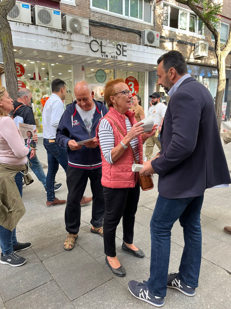 PedroMorenoGmz's tweet photo. Esta tarde he estado paseando por el centro de #Alcorcon. Me encanta charlar con los vecinos. Desde niño me ha encantado ir por la Calle Mayor y Fuenlabrada, cuando eran un hervidero de ir y venir gente para comprar en sus comercios locales. Hoy, por desgracia, el comercio local y los vecinos del centro son de los más perjudicados por las políticas del PP y del PSOE que en casi el medio siglo que llevan Gobernando han atacado tan vilmente el centro del pueblo. El #28M #VotaVOX y así #CuidaAlcorcon