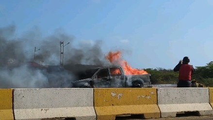 Se  enciende una camioneta en la intercomunal Coro la Vela.

Vía: <a href="/brolleros/">Brollero Sinamaica</a>.tv instagr.am/reel/Csb9txLN2…