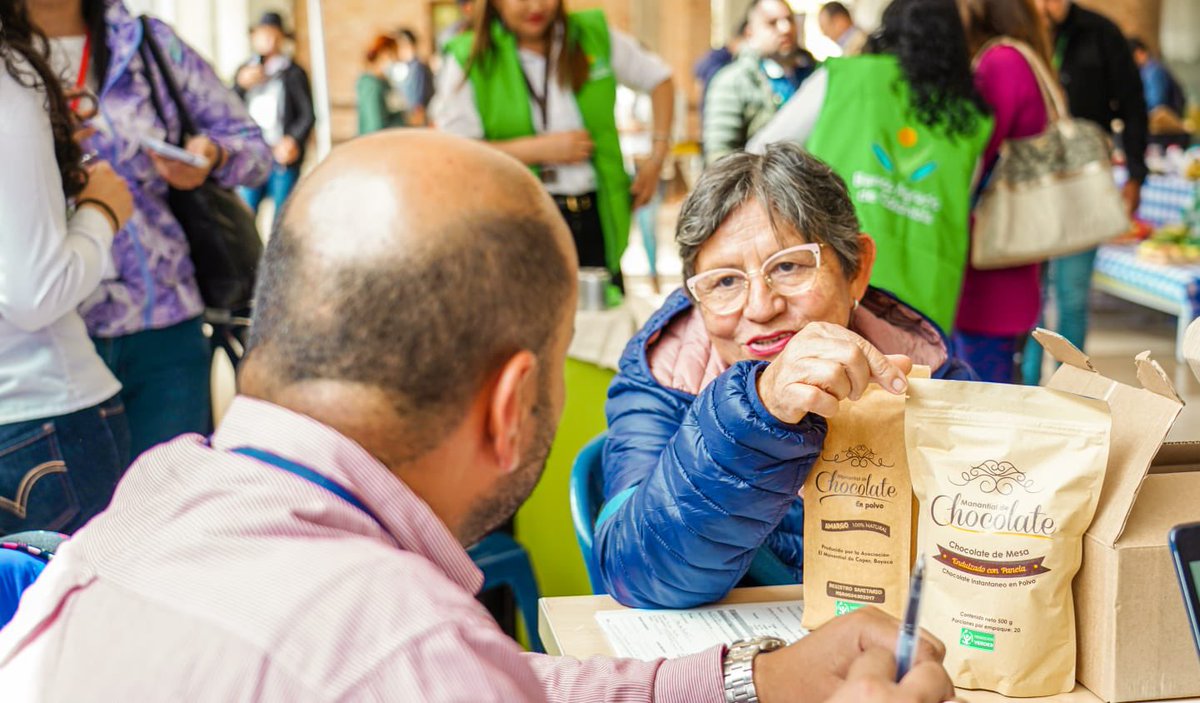 ADR_Colombia's tweet photo. En la Rueda de Negocios de Compras Públicas Locales realizada hoy en Tunja, #Boyacá, se firmaron 64 acuerdos por un valor de $235.328.866 entre 45 productores, organizaciones y agroindustria local, y 28 compradores de diversos alimentos para programas sociales del Estado. https://t.co/liZWU3cQnY