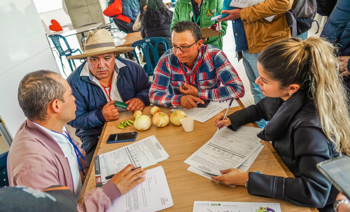 ADR_Colombia's tweet photo. En la Rueda de Negocios de Compras Públicas Locales realizada hoy en Tunja, #Boyacá, se firmaron 64 acuerdos por un valor de $235.328.866 entre 45 productores, organizaciones y agroindustria local, y 28 compradores de diversos alimentos para programas sociales del Estado. https://t.co/liZWU3cQnY