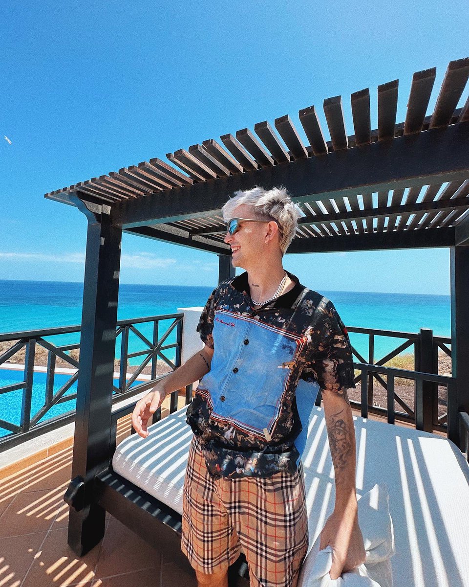 J U Λ C K O tweet media