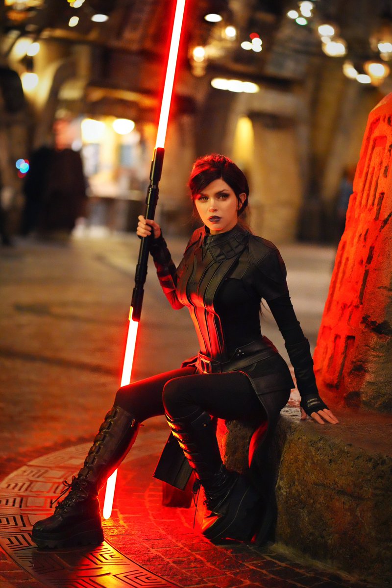 Fallen Bastila Shan! @GeekStrongTV took these incredible shots at Batuu ❤️ everything was hand made by me using black leather & worbla Bastila sewing patterns from @Mads_five Double saber from #artsabers #bastilashan #kotor @DisneyParks #starwars @EA #cosplay