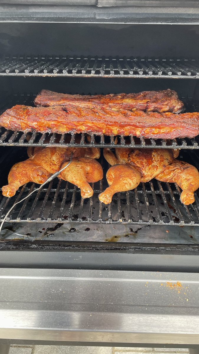 stoakleyaudio's tweet photo. What to do when you have a night off from baseball?? You smoke meats and drink bourbon.
#FridayNightOff https://t.co/l3kburv71x