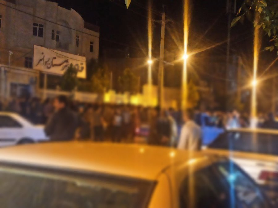 khodesepid's tweet photo. #فوری
همین الان، محاصره فرمانداری روانسر (کردستان) جهت پیگیری قتل همشهری‌شان محمد کریمی که امروز جان باخت .
#مهسا_امینی https://t.co/QPmnVNR2my