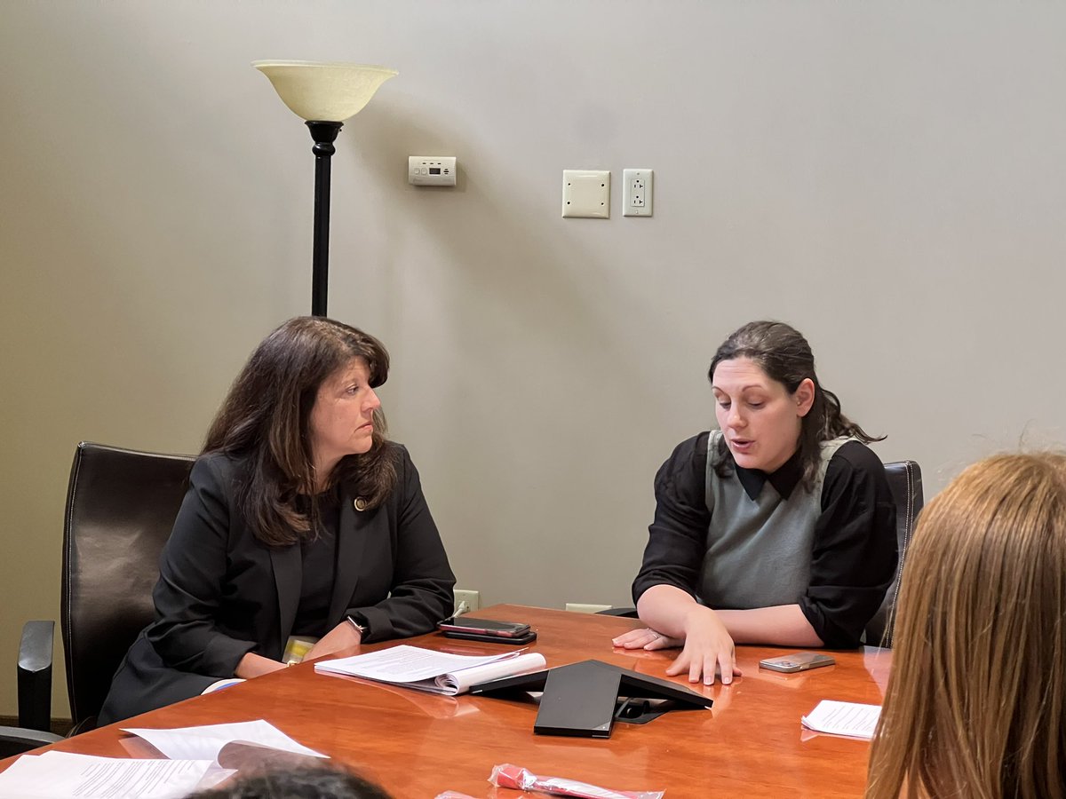 SenCappelletti's tweet photo. Today I’m joining @RepBorowski for a legislative discussion with @RadnorTSD High School students about the gun violence prevention bills we have moving in the General Assembly. I’m glad students are demanding that their elected officials act to stop the violence. #EndGunViolence https://t.co/xiHiOXFPKa