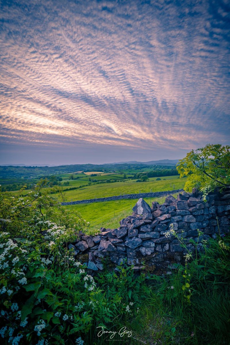 Special skies over Kendal tonight @StormHour