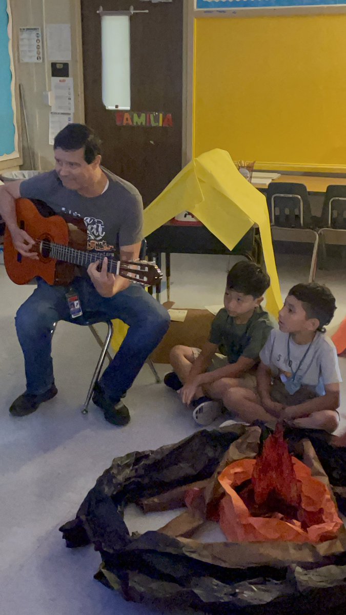 Marce19608017's tweet photo. Special guest 🎸 to our camp day🏕️ #FisherES #Fishertigers https://t.co/SFTh7kghTD