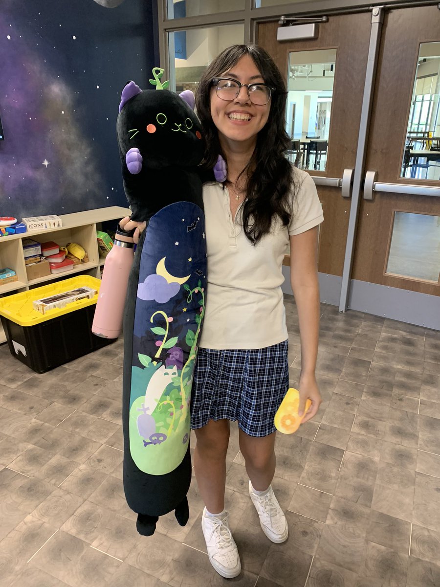 AnnRichardsLib's tweet image. 🎉 Congrats to Amy who won the cat pillow! 🌟 All students with no overdue library materials were eligible to win 📚 There’s still time to turn in overdue books next week!🤞