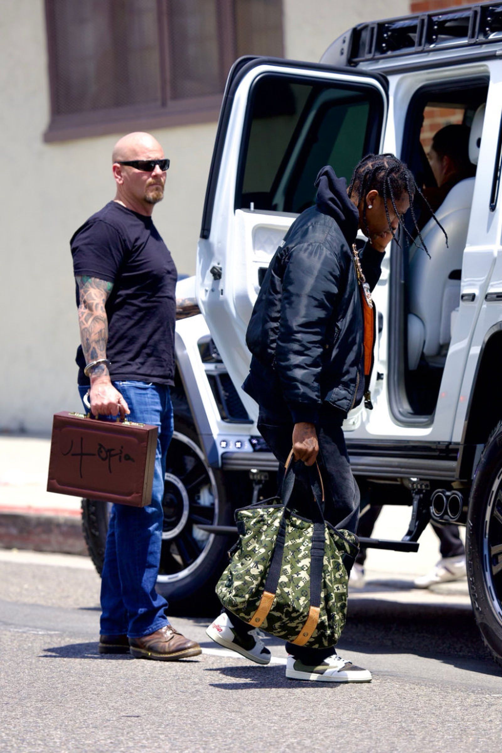 travis scott wearing jordan 1