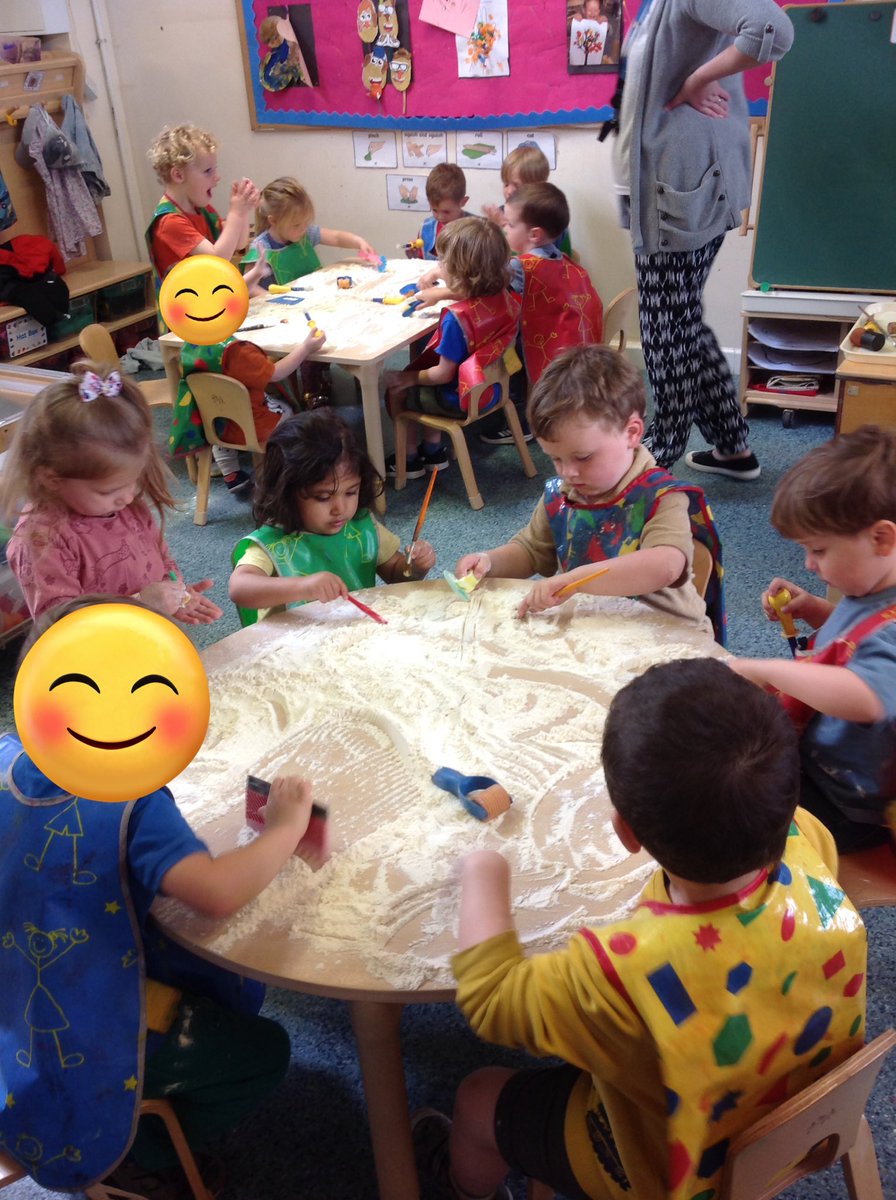 Another in the moment messy play activity, flour! Encouraging making marks to the fun and laughter of clapping our hands full of flour. 😀