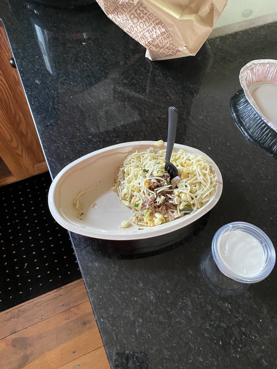 EricSweat1's tweet photo. ⁦@ChipotleTweets⁩ this passes for a full bowl now??  Pick up fail in the fast lane #whereisthe food https://t.co/3PxCVx3FwC