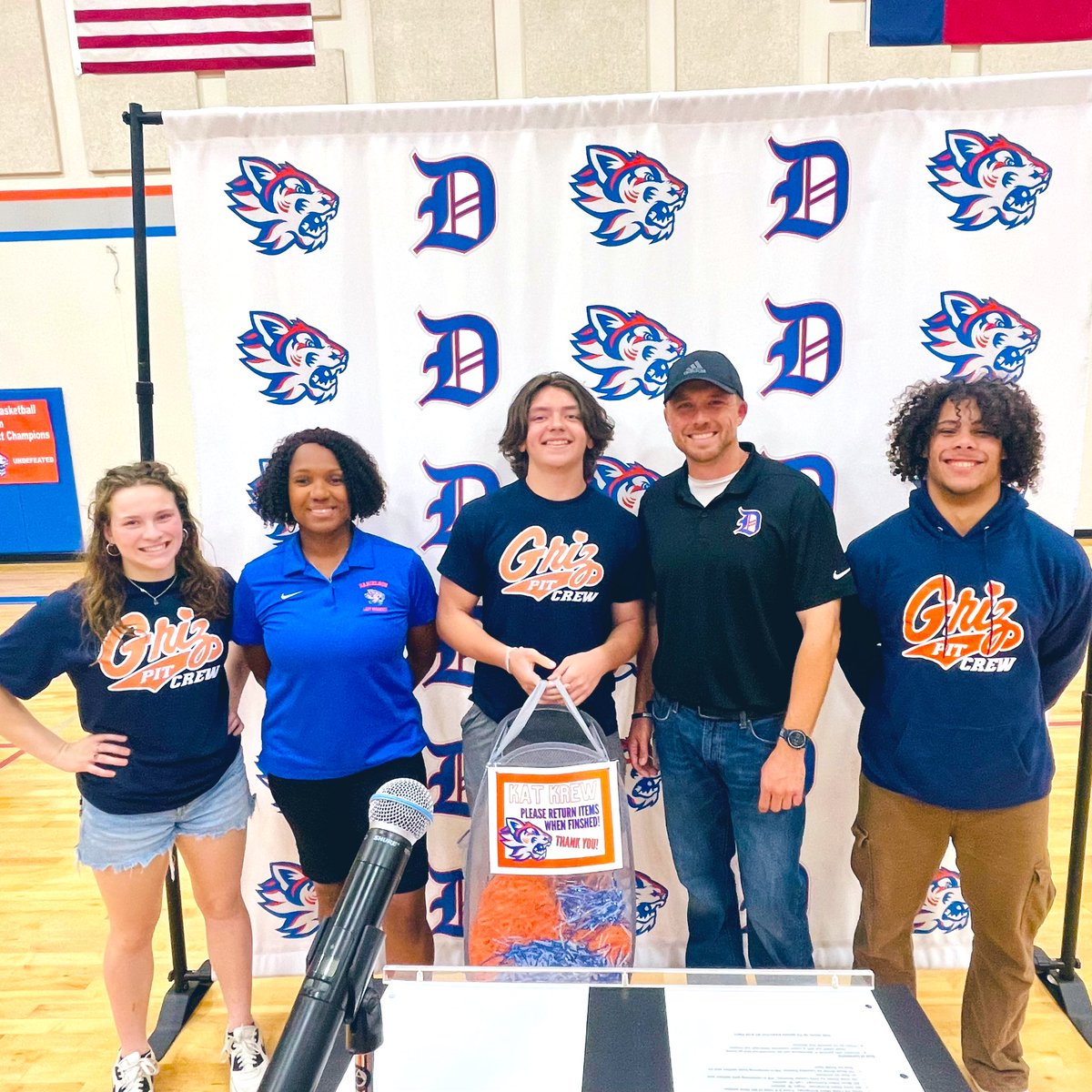 GrizzPit's tweet photo. Pit Crew heard that @DanielsonMiddle started the Kat Krew this year! We wanted to get them started in style with their 1st Student Section Kit! @KollerTX @coachchismm @DMS_Bearkats @TomGlennHS @Coach_Kraus @CoachKellyRidge #BearDownGoKatKrew https://t.co/u4DoQv2uxi