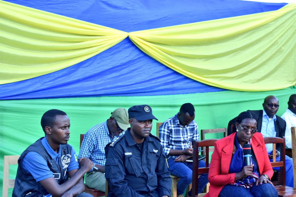 rulindodistrict's tweet photo. Muri gahunda y'Ukwezi kw'Imiyoborere myiza @rulindodistrict none tariki ya 19 Gicurasi, Umuyobozi w'Akarere @Jmukanyirigira yasuye Umurenge wa #Rusiga, aganira n'abaturage, yakira kd aha umurongo ibibazo bari bafite. 𝐓𝐮𝐫𝐚𝐧𝐝𝐮𝐫𝐞 𝐚𝐤𝐚𝐫𝐞𝐧𝐠𝐚𝐧𝐞 𝐚𝐤𝐚𝐫𝐢𝐤𝐨 𝐤𝐨𝐬𝐞 https://t.co/vDFJZiVuQs