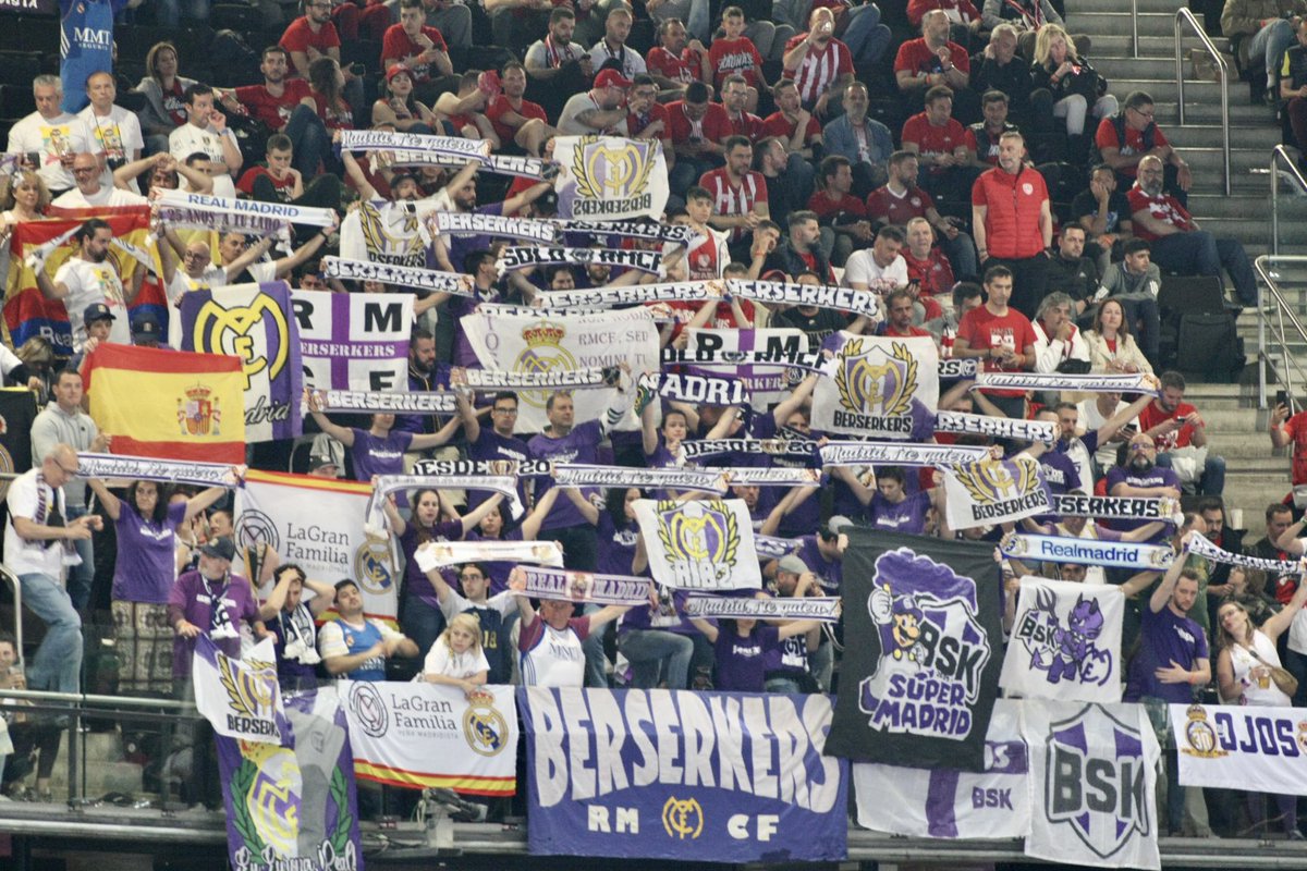 ¡¡¡No nos rendiremos jamás!!!

Esta es tu afición, @RMBaloncesto, la que nunca te falla. Ni en las buenas ni en las malas.

Orgullosos de todos los desplazados, somos el corazón del Real Madrid de Baloncesto 💜 y siempre vamos a estar a su lado.

#Los75BSKDeKaunas

📸@AGENCIALOF