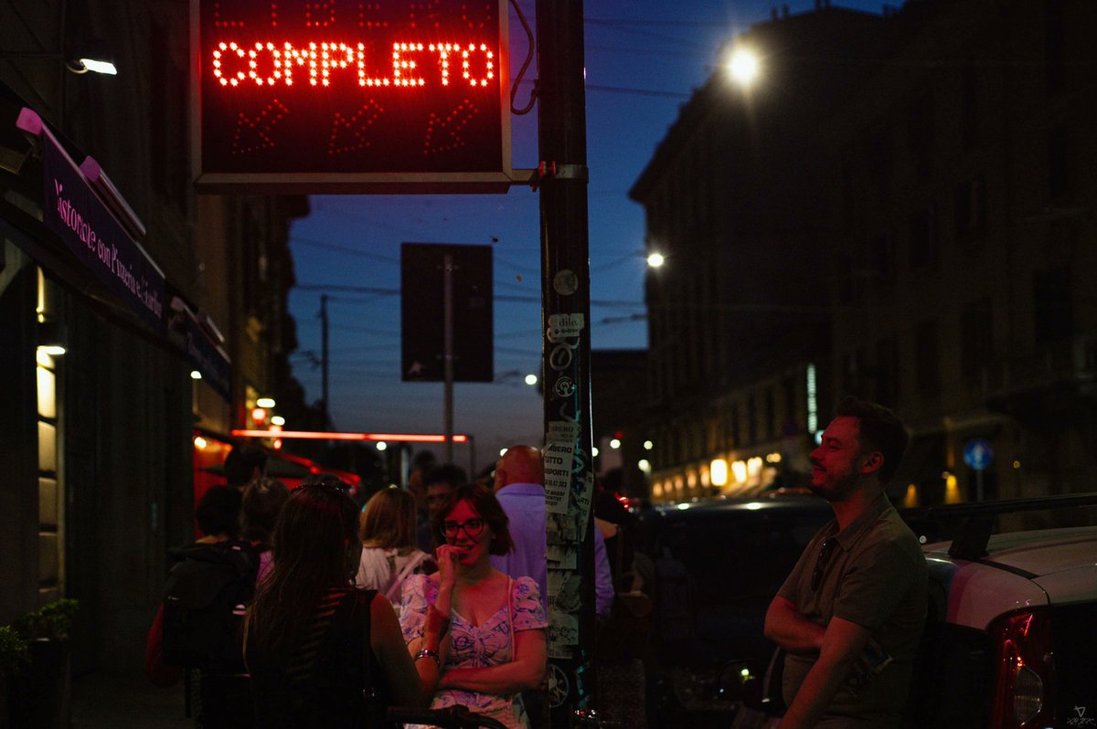 Raspberry_1123's tweet image. The streets of Milan at night.