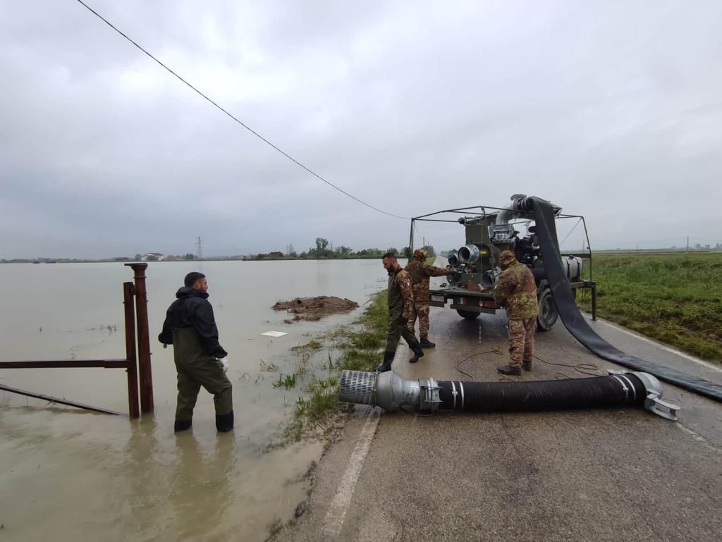 Esercito's tweet photo. Ulteriori assetti dell’ @Esercito a supporto della popolazione colpita dal #maltempo: mezzi del #genio per il ripristino degli argini del fiume Santerno, idrovore e mezzi movimento terra in diverse località per contribuire al ripristino della #viabilità.
#EsercitodegliItaliani #emergenza #EmiliaRomagna  #Difesa #ForzeArmate