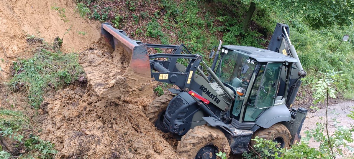 Esercito's tweet photo. Ulteriori assetti dell’ @Esercito a supporto della popolazione colpita dal #maltempo: mezzi del #genio per il ripristino degli argini del fiume Santerno, idrovore e mezzi movimento terra in diverse località per contribuire al ripristino della #viabilità.
#EsercitodegliItaliani #emergenza #EmiliaRomagna  #Difesa #ForzeArmate
