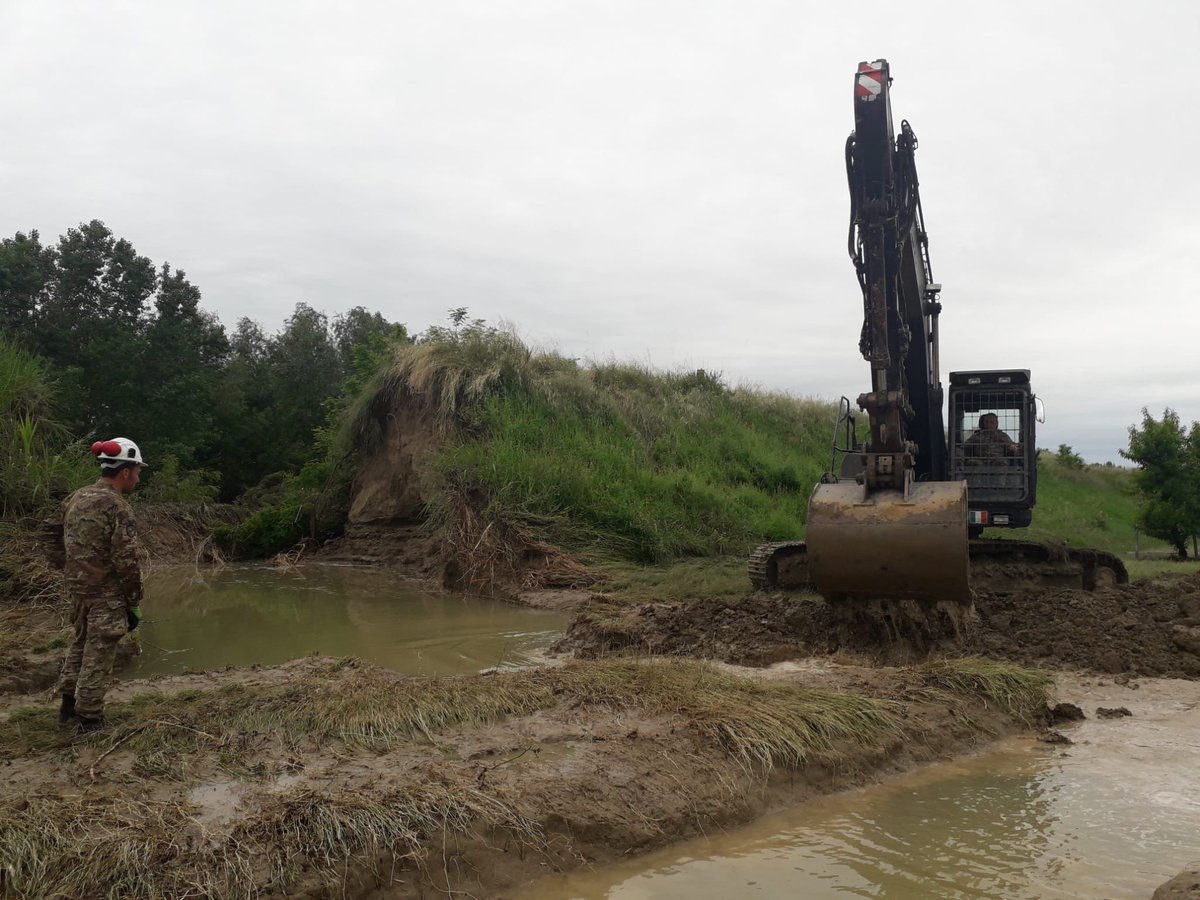 Esercito's tweet photo. Ulteriori assetti dell’ @Esercito a supporto della popolazione colpita dal #maltempo: mezzi del #genio per il ripristino degli argini del fiume Santerno, idrovore e mezzi movimento terra in diverse località per contribuire al ripristino della #viabilità.
#EsercitodegliItaliani #emergenza #EmiliaRomagna  #Difesa #ForzeArmate