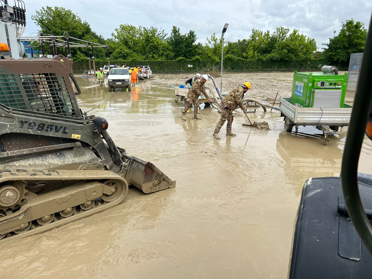 Esercito's tweet photo. Ulteriori assetti dell’ @Esercito a supporto della popolazione colpita dal #maltempo: mezzi del #genio per il ripristino degli argini del fiume Santerno, idrovore e mezzi movimento terra in diverse località per contribuire al ripristino della #viabilità.
#EsercitodegliItaliani #emergenza #EmiliaRomagna  #Difesa #ForzeArmate