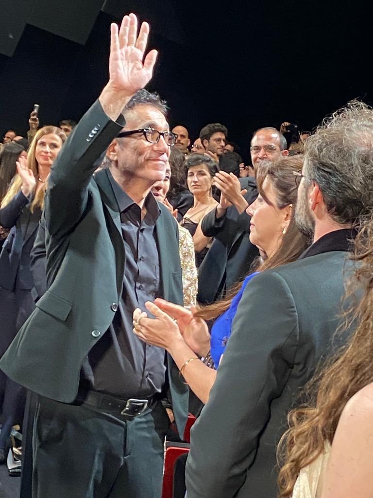 Dünyanın başka bir yerinde,

Cannes’ da  gösterimi biten ‘Kuru Otlar Üstüne’ filmi ve yönetmen  Nuri Bilge Ceylan, geceye katılanlar tarafından tam 12 dakika ayakta alkışlandı…
#cannes2023