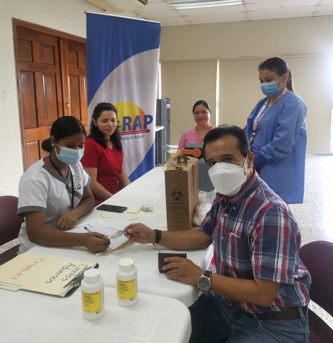 RAP_HN's tweet photo. En el RAP siempre pensamos en la salud y bienestar de nuestros colaboradores y hoy se llevó a cabo la campaña de Vacunación contra la Influenza y Covid-19 bivalente.

#RAPHonduras #Salud #Bienestar #CampañadeVacunación https://t.co/1ONHxX5mpm