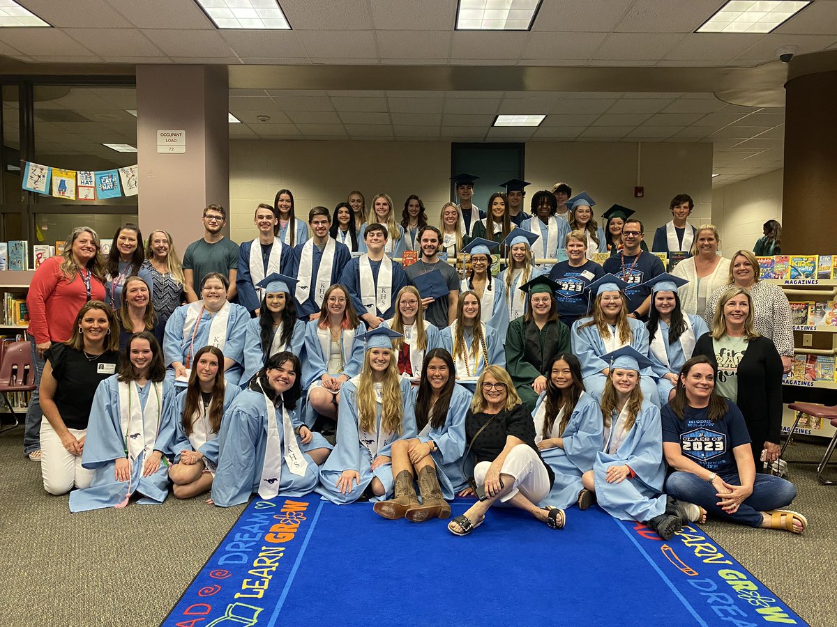 Congratulations Senior Class of 2023! 👩🏻‍🎓🎓👨🏽‍🎓 Once a Roadrunner, always a Roadrunner! ❤️🤍🖤