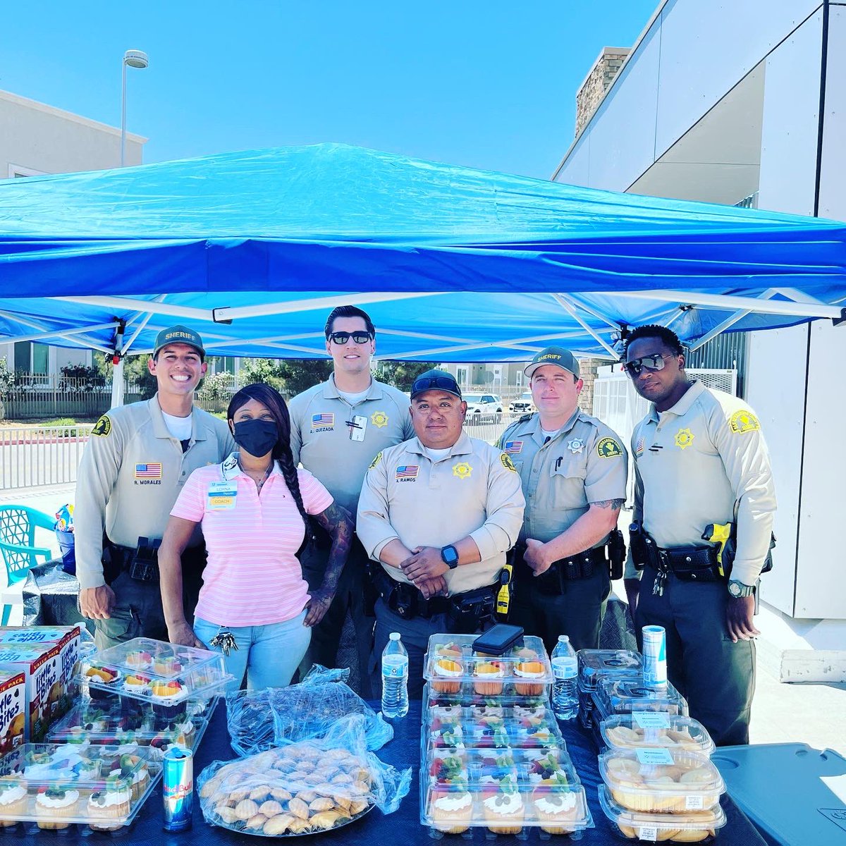 VictorvillePD's tweet photo. #LEAppreciation today with our local @Walmart store 5188 on Amargosa. Thank you to the store, and their LP team for the food! We appreciate you! https://t.co/XPTjeeea03