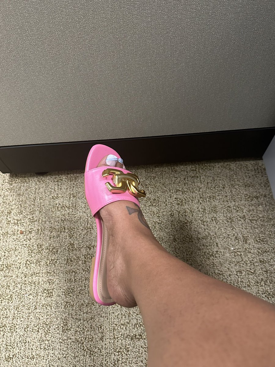 BeauTEAfulZee's tweet photo. #FeetsFriday I be BEATING sandals up at work 🤣🤣 https://t.co/h8tEBeCByn