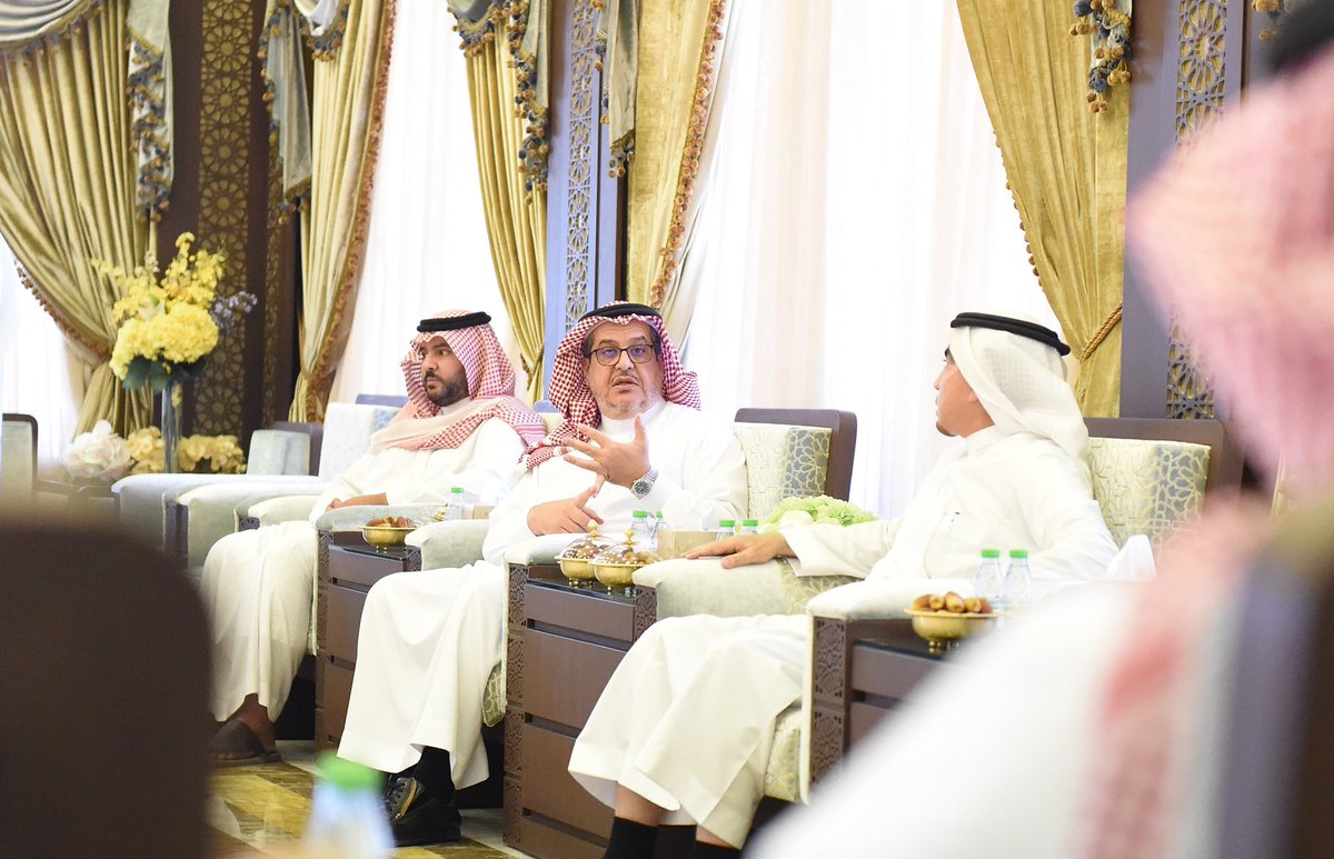 رئيس #غرفة_القصيم الأستاذ عبدالعزيز الحميد يحتفي برجل الأعمال الشيخ عبدالله العثيم  #بريدة 

📸 #تصويري  

thameryat.net/alhumaid-aloth…