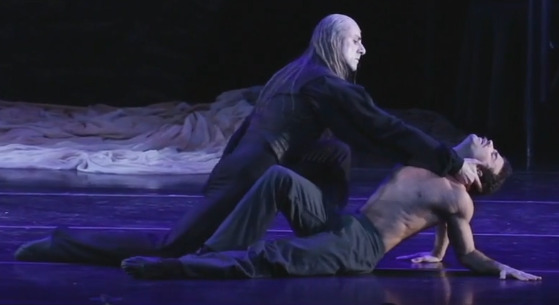 currently obsessed with this ballet production of dracula that features an incredibly homoerotic count and jonathan harker
