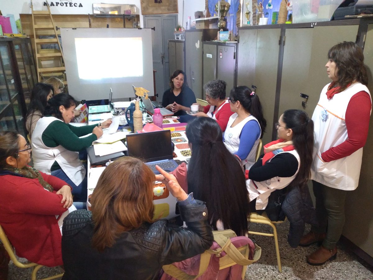 DirGralSistemas's tweet photo. Nuestros FED del Departamento Gral. Ocampo capacitando a distintos docentes de la Escuela 15 "Pcia. de San Luis" de la localidad de Milagro. En esta jornada se trabajó con respecto a distintas Herramientas de la GSuite.
#Equipoenmovimiento #PrimariaDigital https://t.co/bnWsr7rM6Z